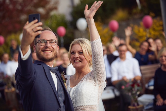 Brautpaar-Selfie während der freien Trauung